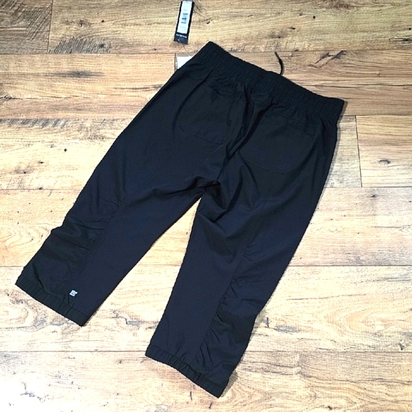 H&M Black Capris Relaxed Fit Pants - Picture 2 of 9